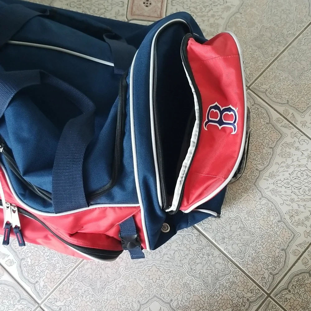 Men's NWT Boston Red Sox wheeled duffle bag, 31x17x14 with retractable handle